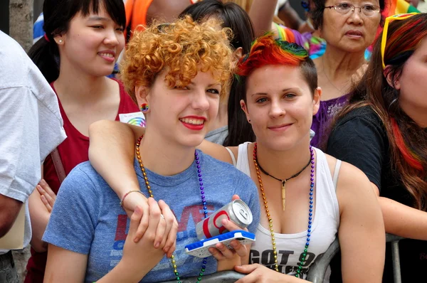 NYC: Duas mulheres espectadoras na parada do orgulho gay de 2014 — Fotografia de Stock