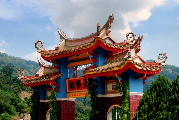 Penang, Malaisie : Porte au temple Kek Lok Si — Photo