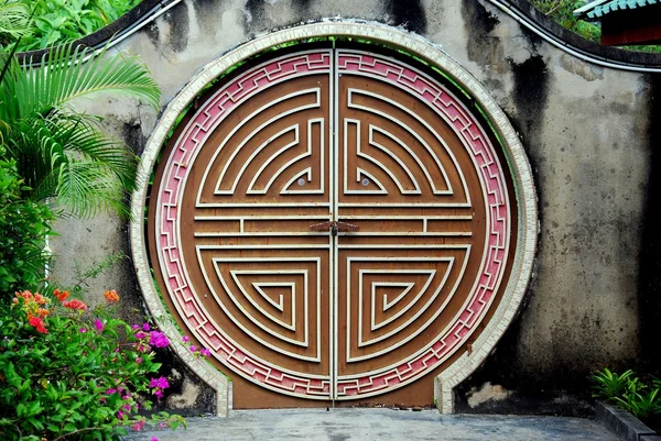Penang, malaysia: labyrinthartige Tür im Schlangentempel — Stockfoto