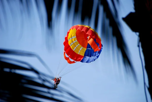 Batu Ferringhi, Malasia: Gente parapente —  Fotos de Stock