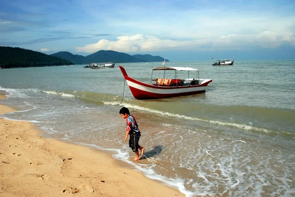 Batu Ferringhi, Malásia: Little Boy on Beach — Fotografia de Stock