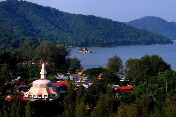 Batu ferringhi, Malajzia: Nézd, a mecset és az otthonok — Stock Fotó