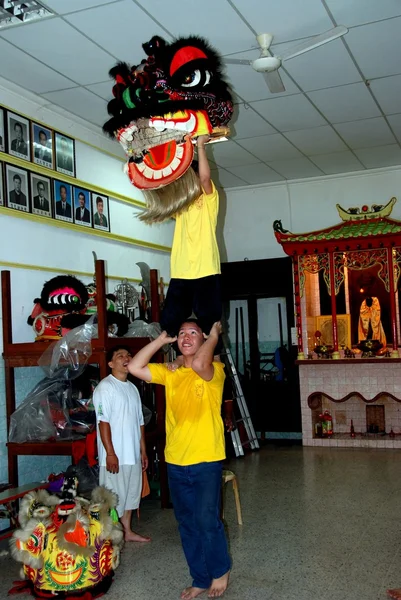 Georgetown, Malaysia: Lion Dancing School — Stock Photo, Image