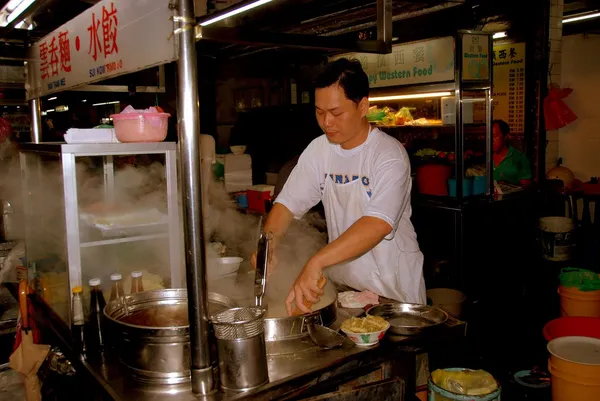 Georgetown, Malásia: cozinheiro no Food Court — Fotografia de Stock