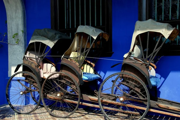 Georgetown, Malásia: Rickshaws em Cheong Fat Tze Mansion — Fotografia de Stock