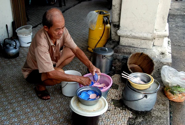 Georgetown, Malajsie: restaurace pracovník mytí nádobí — Stock fotografie