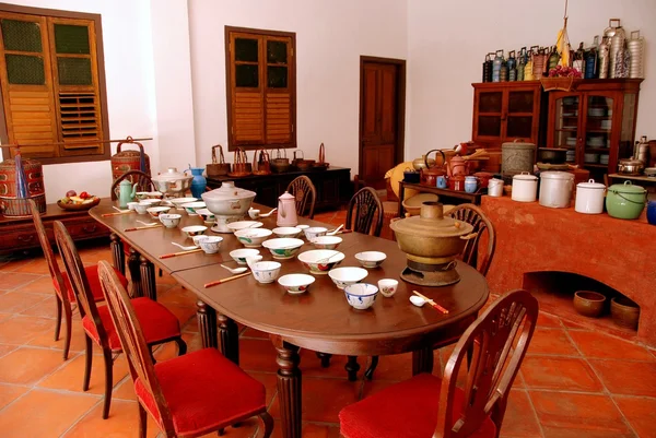 Georgetown, Maleisië: personeel eetkamer in peranakan museum — Stockfoto
