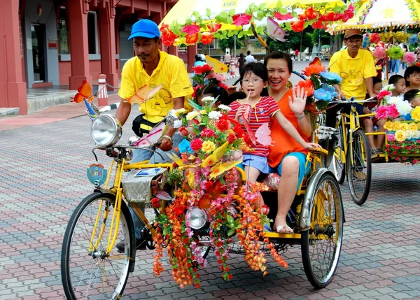 Melaka, Malaysia:  Tourists in a Tri-shaw Taxi — Stock Photo, Image