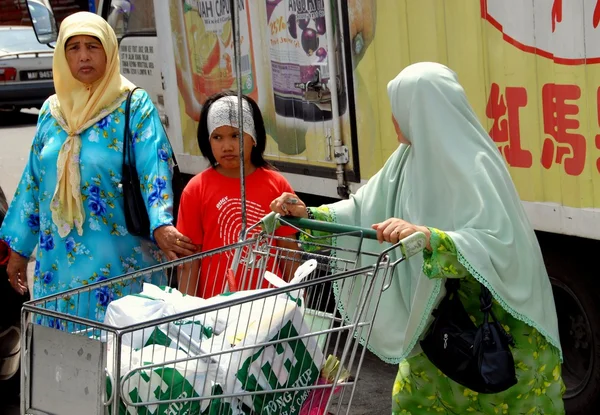 Melaka, Malásia: Mulheres muçulmanas com carrinho de compras — Fotografia de Stock