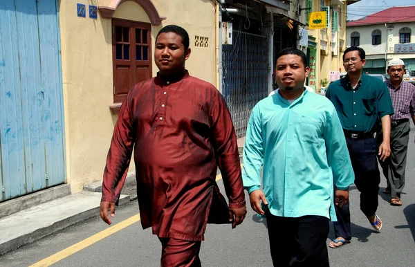 Melaka, Malesia: Uomini che camminano verso la Moschea — Foto Stock