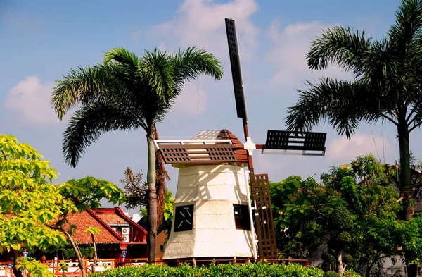 Melaka, Malezja: holenderski wiatrak w stadthuys square — Zdjęcie stockowe