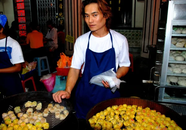Melaka, malaysia: Lebensmittelverkäufer auf dem Nachtmarkt — Stockfoto