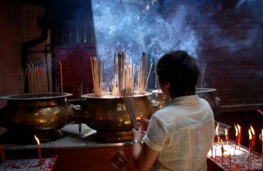 kuala lumpur, Malezya: Çin tapınak tütsü kadınla