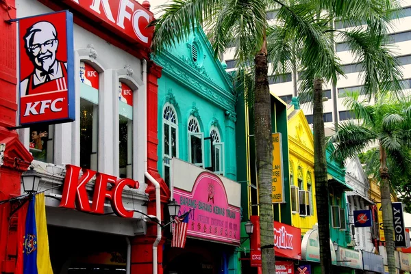 Kuala Lumpur, Malaysia: Colourful shops and restaurants on Jalan Hang Kasturi — Stock Photo, Image