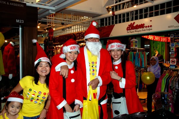 Kuala Lumpur, Malasia: Santa Claus y sus elfos —  Fotos de Stock