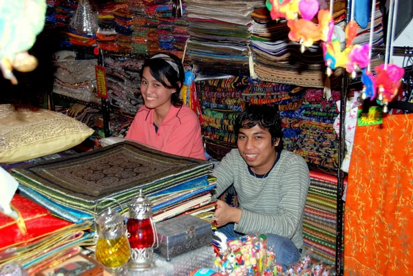 Kuala Lumpur, Malaysia:  Shopkeepeers at Central Market — Stock Photo, Image