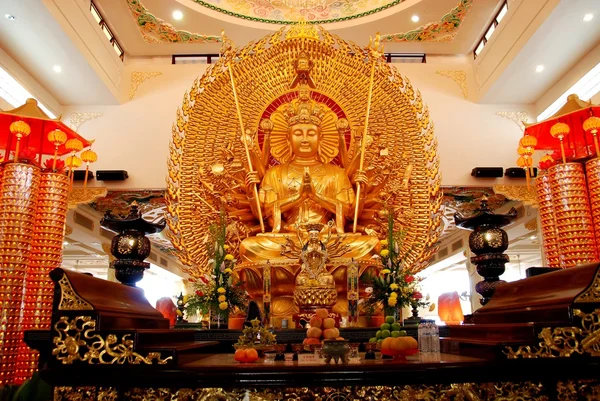 Kuala Lumpur, Malasia: Buda de oro en el templo FaJie Guan Yin Sheng —  Fotos de Stock