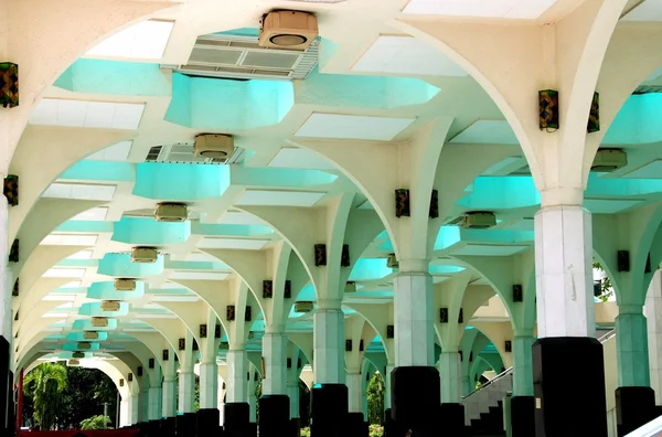Kuala Lumpur, Malaysia:  Interior of Masjid Asy-Syakirin — Stock Photo, Image