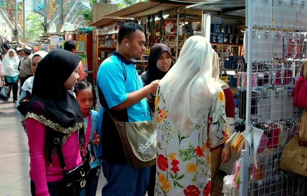 Kuala lumpur, malaysia: muslimsk familj shopping — Stockfoto