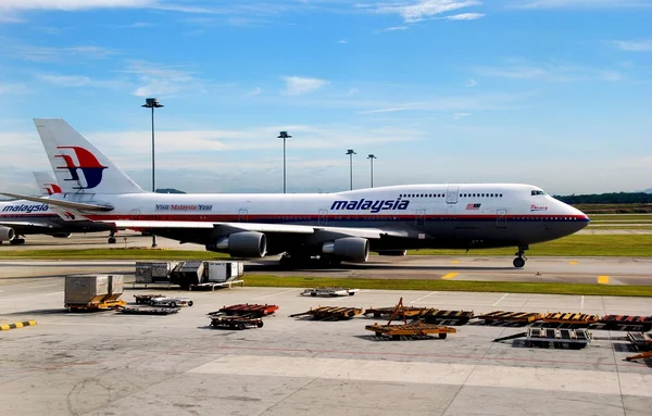 Kuala Lumpur, Malaysia: Flugzeuge der malaysischen Airlines auf dem Rollfeld — Stockfoto