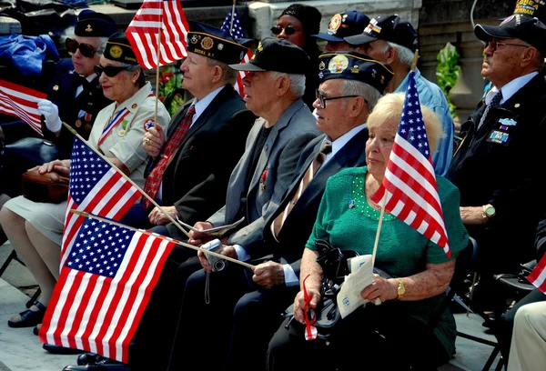 New York: veterans memorial day szolgáltatás, zászlókkal — Stock Fotó