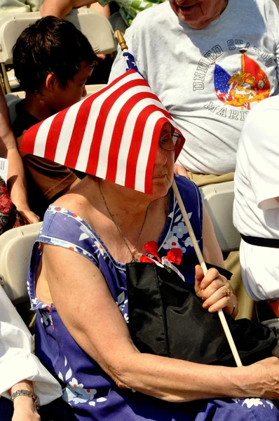 NYC: Mulher com bandeira americana no Memorial Day — Fotografia de Stock