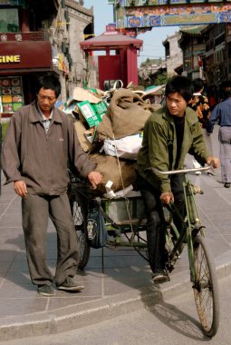 Xi'an, Çin: çocuk ve babası ile Bisiklet sepeti