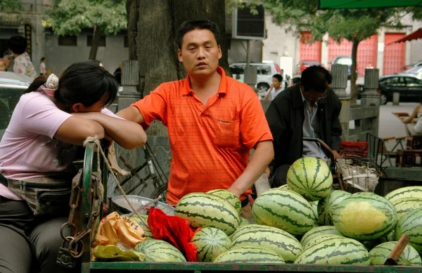 Xi 'an, China: Fornecedores vendendo melancias — Fotografia de Stock