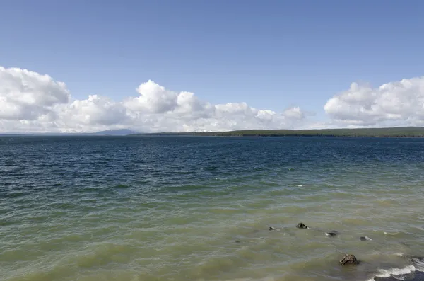 Yellowstone-järvi — kuvapankkivalokuva