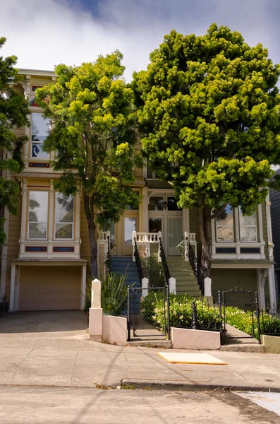 Houses with trees in San Francisco — Stock Photo, Image