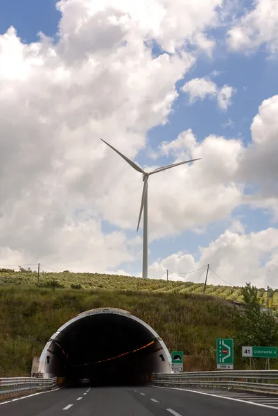 Wind turbine and wind tunnel