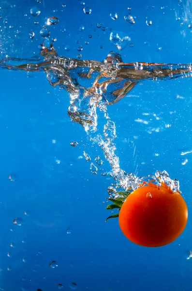 Tomato in the water — Stock Photo, Image