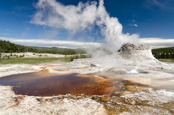 Geyser and sulfur in Yellowstone — Stock Photo, Image