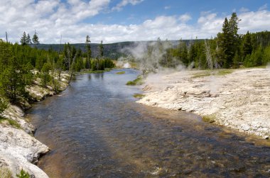 nehir ve geysers Yellowstone