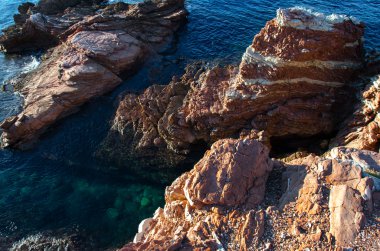 içinde terrasini kırmızı kayalar