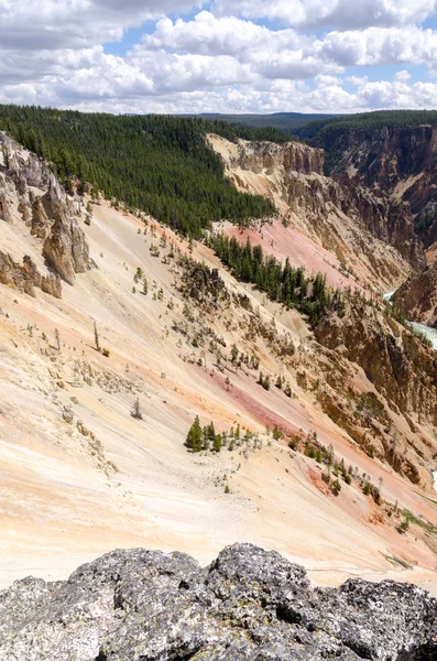 Cañón a las cataratas de Yellowstone — Foto de Stock