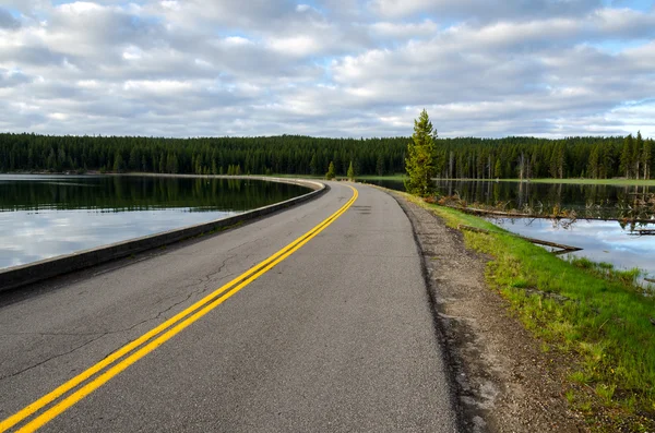 Road on Yellowstone Lake — Stock Photo, Image