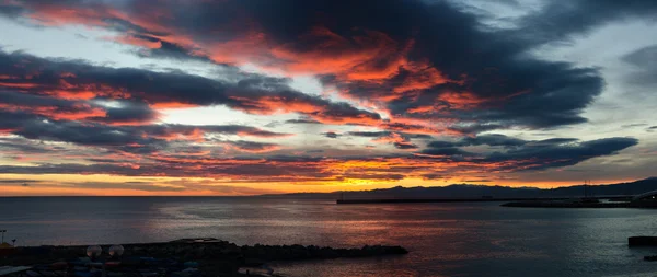 Puesta de sol panorámica sobre el mar — Foto de Stock