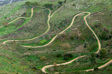 toprak yolun sargısı