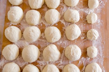 pizza hamuru tahta kesme tahtası üzerinde