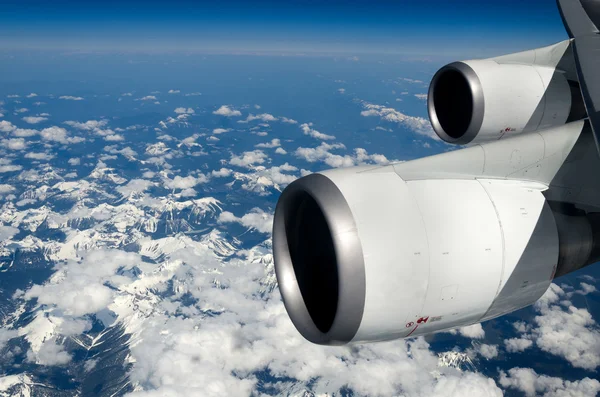 Avión de motor y nubes — Foto de Stock