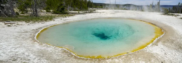 Descripción general del agua hirviendo en Yellow — Foto de Stock