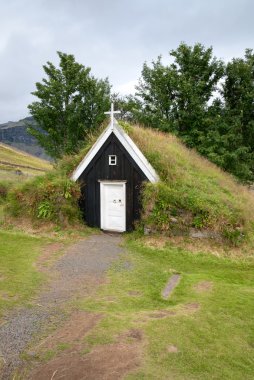 Küçük kilise bir çatı çimen