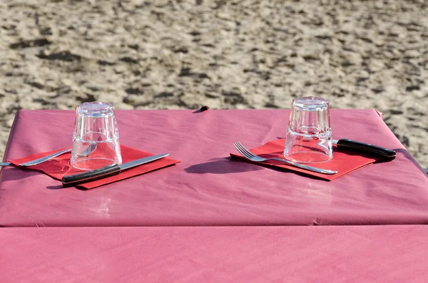Table set on the beach — Stock Photo, Image