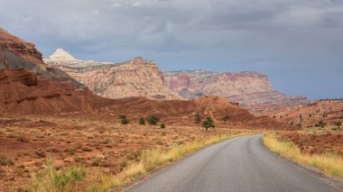 yolda doğal dolaşık yol Capitol resif Milli Parkı'nda Amerika Birleşik Devletleri