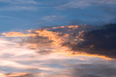 ABD 'deki Capitol Resif Ulusal Parkı' nda gün batımında turuncu bulutlar