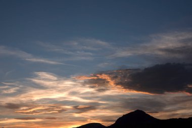 ABD 'deki Capitol Resif Ulusal Parkı' nda gün batımında turuncu bulutlar
