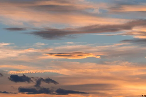米国のキャピトル リーフ国立公園の日没時のオレンジの雲 — ストック写真