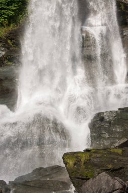 Steinsdalsfossen şelalesi ve Norveç manzarası 