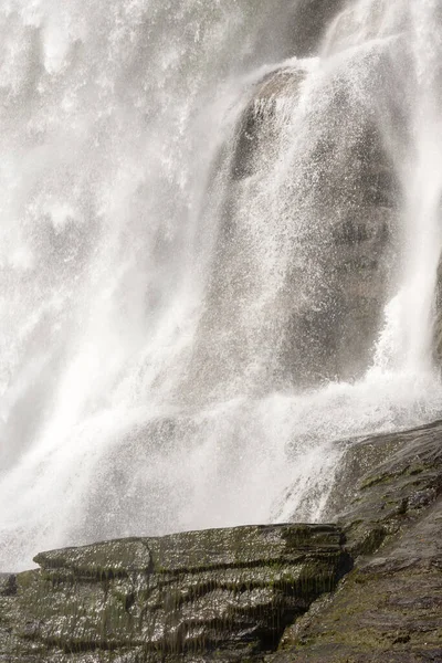 ノルウェーのシュタインダルスフォッセン滝と風景 — ストック写真